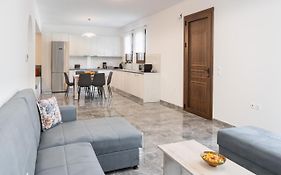 Kastrena House